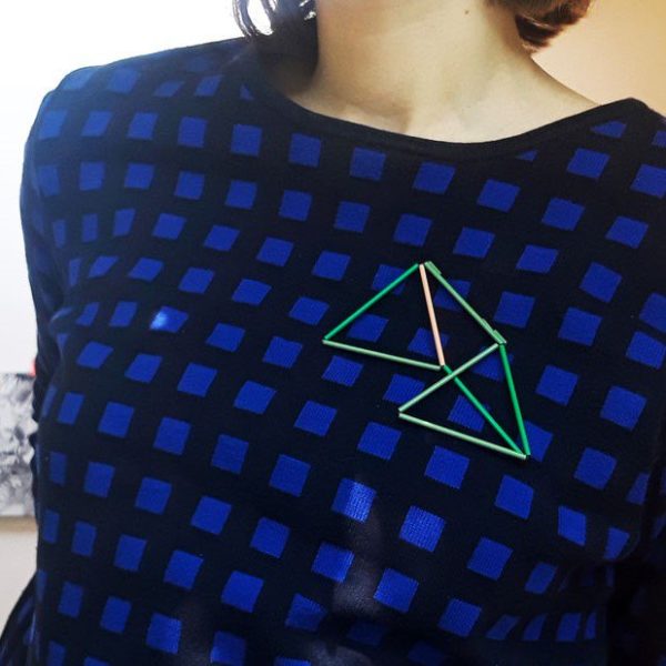 Broche Illusion Triangle Vert + Bleu nuit – Image 2