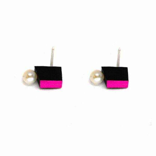 Medal Pearl Studs roses – Image 3