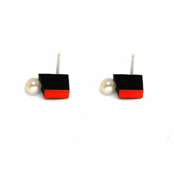 Medal Pearl Studs rouges – Image 3