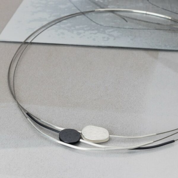 Collier Pebbles Noir et blanc