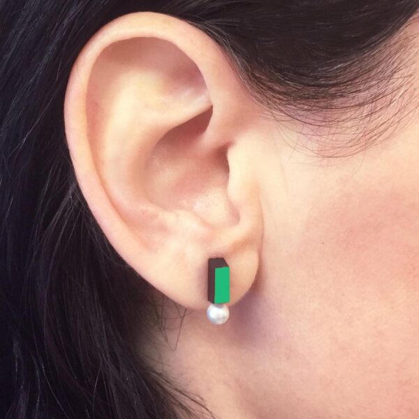 Medal Pearl Studs - Vert – Image 2