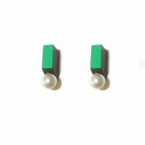 Medal Pearl Studs - Vert