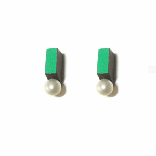 Medal Pearl Studs - Vert