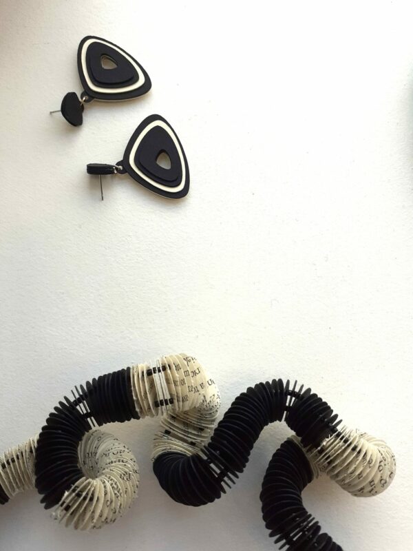 Boucles d'oreilles Triangle - Noir et blanc – Image 2