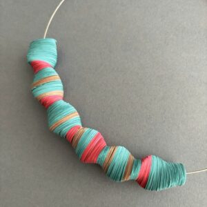 Pendentif Twist - turquoise, caramel et rose vif