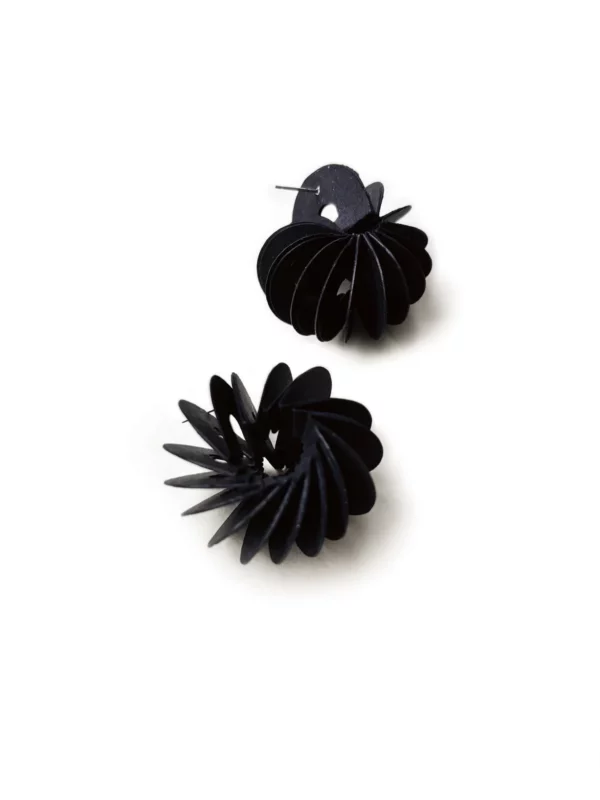 Boucles d'oreilles Coquillage - noir – Image 2