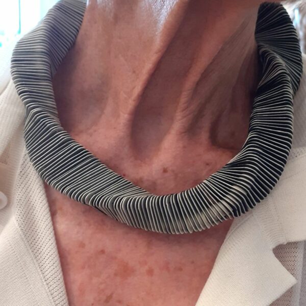 Collier Triangle - noir & blanc – Image 2