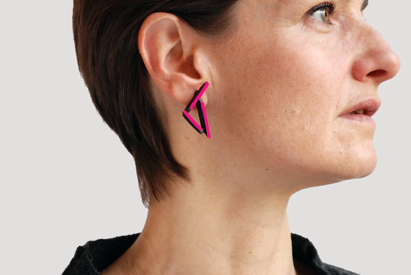 Boucles d'oreilles Triangle - Rose vif – Image 2